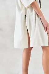 Camisa larga color crema de lino y viscosa, de corte oversize con mangas 3/4 y cuello clásico.