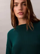 Sweater Calvin Klein de punto color verde oscuro, confeccionado en algodón, con cuello redondo, manga larga y puños y bajo de canalé.