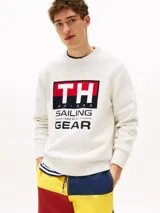 Sweater blanco de algodón con cuello redondo y logo 'TH Sailing Gear' estampado en el pecho.