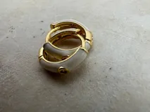 Set de aros tipo argolla con base dorada y esmalte de colores: blanco, azul, turquesa, negro y rojo.