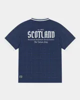 Camiseta de fútbol de Escocia de manga corta, color azul marino con diseño a cuadros sutiles, cuello en V y cuello camisero blanco con líneas azules. Presenta detalles estampados en el frente, incluyendo el escudo de la Asociación de Fútbol de Escocia, un león rampante y el texto 'Scottish Football Association'.