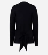 Suéter de punto fino color negro, con cuello alto acanalado, mangas largas y diseño recto. Presenta un detalle de lazo ajustable en la parte trasera para anudar.