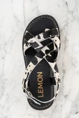 Sandalias con plataforma de cuero con estampado animal print de vaca en blanco y negro.