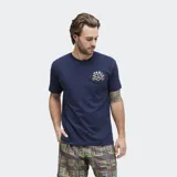 Remera azul de algodón con cuello redondo y manga corta. Estampado en el pecho con logo de la marca y diseño floral.