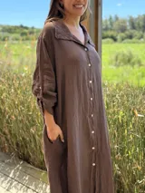 Vestido camisero amplio y largo color marrón chocolate, fabricado en Italia, con botones de nácar, cuello camisero y bolsillos laterales.