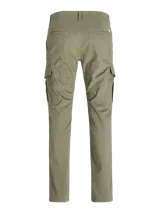 Pantalón cargo de corte ajustado, color verde oliva, con bolsillos laterales con solapa y cierre de cremallera.