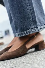 Zapato destalonado de serraje con tacón en bloque, tira trasera ajustable con hebilla metálica y punta cuadrada.