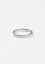 Anillo tipo alianza de plata 925 con diseño medio sin fin, engastado con zirconias blancas a lo largo de su circunferencia.