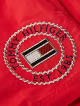 Short de baño rojo de poliéster con cintura elástica ajustable con cordón. Logo de Tommy Hilfiger estampado en la pierna.