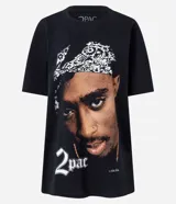 Remera negra de algodón con cuello redondo y manga corta, presentando un estampado grande y detallado del rapero Tupac Shakur con un pañuelo blanco en la cabeza.