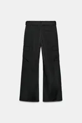 Pantalón cargo de tiro medio confeccionado en tejido satinado. Presenta bolsillos laterales con solapa, corte recto y holgado, y un cinturón integrado del mismo tejido con hebilla metálica.