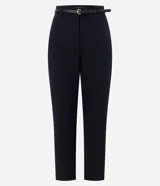 Pantalón de sastrería corte carrot de color azul marino, confeccionado en crepé. Presenta cintura alta, trabillas, cierre frontal tradicional y bolsillos falsos en la parte trasera. Incluye un cinturón fino con hebilla metálica dorada.