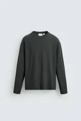 Camiseta relaxed fit de manga larga color gris oscuro, confeccionada en tejido compacto de algodón. Presenta cuello redondo y costuras con efecto revés.