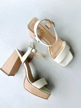 Sandalias de fiesta color beige y blanco, con plataforma y tacón cuadrado.