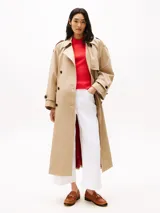 Pantalón jean blanco de pierna ancha, tiro alto y largo tobillero. Presenta raya marcada en la parte delantera y trasera de la pierna. Cierre de cremallera con botón, cinco bolsillos y logo de Tommy Hilfiger bordado en el bolsillo trasero.