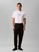 Pantalón de corte ceñido y largo al tobillo, confeccionado en tejido de tricot con cintura elástica. Presenta un diseño minimalista con logo de la marca bordado en el muslo.