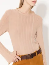 Top color beige de tejido de punto acanalado, con cuello redondo y mangas largas con volados en los puños.