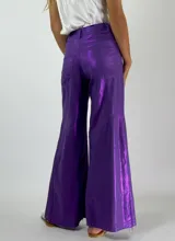 Pantalón de lino color naranja, de corte palazzo y tiro alto.