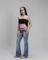 Top negro strapless de lycra de algodón con puntilla rosa en el abdomen.