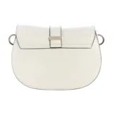 Cartera tipo bandolera Guess modelo Carrie, color beige, con solapa frontal, cierre magnético, logo metálico dorado en el centro y correa combinada de cuero sintético y cadena dorada.