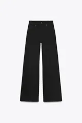 Jeans de tiro alto con corte wide leg y largo completo. Presenta diseño de cinco bolsillos, trabillas en la cintura y cierre frontal con cremallera y botón, con un acabado de efecto lavado.
