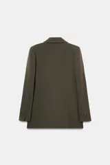 Blazer blanco de manga larga con cuello solapa y hombreras. Diseño cruzado con cierre frontal de cuatro botones y bolsillos delanteros con solapa.