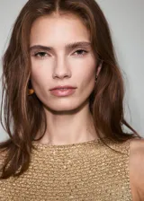 Vestido midi de silueta recta color dorado, con cuello barca, sin mangas y diseño confeccionado en tejido con hilo metálico y lentejuelas.
