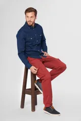 Pantalón cargo de gabardina con spandex, color rojo, de corte clásico y tiro medio, con bolsillos laterales con solapa y broche a presión.