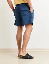 Short de baño celeste.