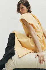 Vestido midi de corte evasé confeccionado en mezcla de modal, con cuello fluido tipo drapeado, manga sisa caída y abertura en la espalda.