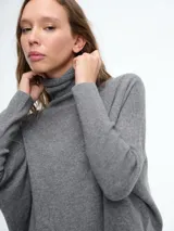 Sweater de tejido de punto con cuello polera, silueta boxy holgada y mangas ajustadas.