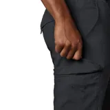 Pantalón de trekking azul marino con cinturón negro, cintura elástica parcial, refuerzo en la entrepierna y protección solar UPF 50.