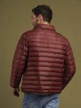 Campera puffer color bordó con cierre frontal y bolsillos laterales con cierre.