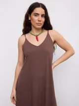 Vestido largo blanco de corte holgado, con escote en V y tirantes finos.