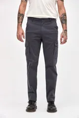 Pantalón cargo de gabardina en color gris, con corte standard slim. Presenta bolsillos laterales y bolsillos cargo con solapa y botones en los muslos.