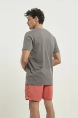 Remera gris con bolsillo ojal en el pecho, de manga corta y cuello redondo.