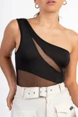 Body negro brillante de un hombro con recortes de tul en cintura y escote.