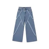 Jean de corte ultra baggy confeccionado en denim de algodón con textura rústica. Presenta un diseño distintivo con costuras decorativas de bordes deshilachados en forma de rombos a lo largo de las piernas.