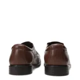 Zapato tipo mocasín de hombre en cuero color marrón coñac, con diseño de costuras visibles en la puntera y suela de goma negra.