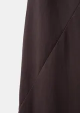 Vestido largo marrón, de diseño asimétrico con un solo hombro y corte entallado.