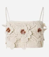 Blusa cropped color crudo, tejida a crochet, con breteles finos y apliques de flores con centro marrón.