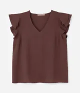 Blusa de crepé color rojo, con escote en V y mangas cortas con volados dobles en los hombros.