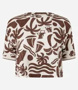 Blusa tipo t-shirt de corte super cropped con cuello redondo y mangas cortas. Presenta un estampado de íconos playeros en color marrón sobre un fondo beige.