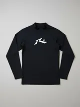Rashguard de manga larga con protección UV, color negro con logo Rusty estampado en blanco en el pecho.