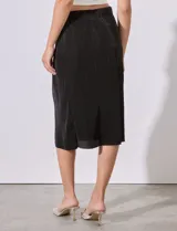 Falda midi plisada color celeste, de satén, con pretina elastizada.