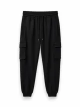 Pantalon cargo de estilo deportivo en color negro, con cintura elástica ajustable mediante cordón, bolsillos laterales tipo cargo con solapa y puños elásticos en los tobillos.