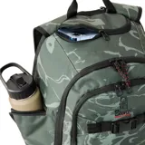 Mochila Rip Curl modelo Posse Motion de 33 litros, en color verde con estampado camuflado abstracto y base negra. Cuenta con correas frontales con hebillas, compartimento principal con cierre y múltiples bolsillos.