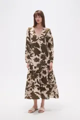 Vestido midi holgado con estampado floral en tonos verde militar y beige, cuello en V, mangas largas y falda con volados.