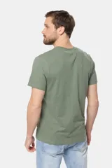 Remera de manga corta color borravino con cuello redondo y estampa frontal de una carpa junto a las inscripciones "Camp Explore Dream Discover" y "Adventure Outside Your Tent".