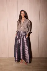 Falda larga marrón de tafeta con diseño de rombos bordados, corte acampanado y bolsillos laterales.